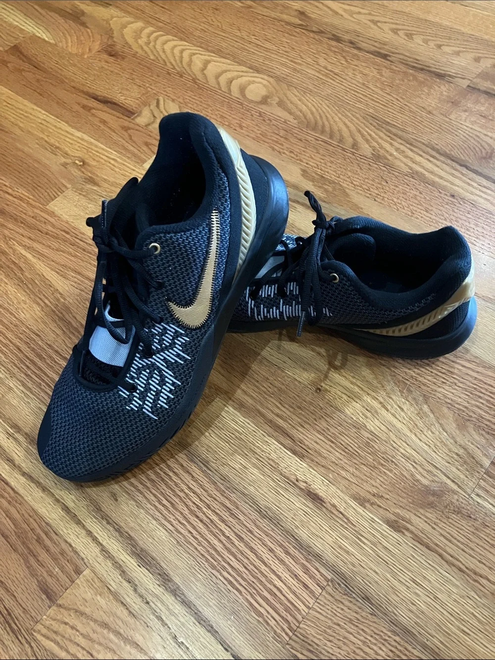 Nike Kyrie Flytrap 2 Men’s Black and Gold Basketball Shoes Sz 12.  GUC